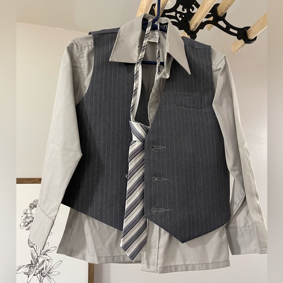 Children’s boys 3 piece suit gray pin stripe size 4T - Picture 2 of 8